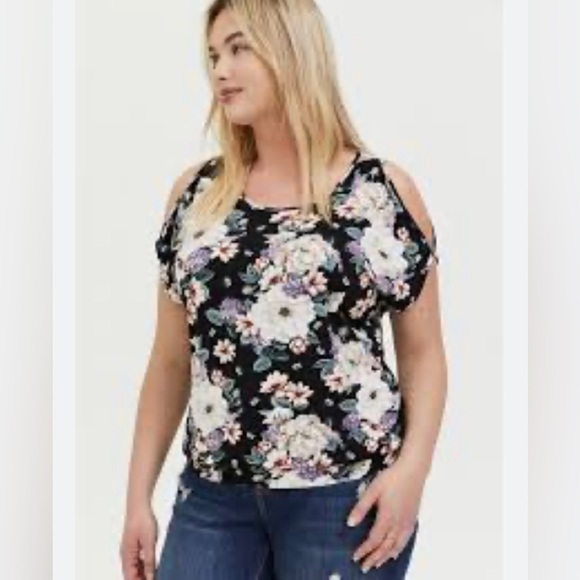 Torrid SUPER SOFT COLD SHOULDER BANDED BOTTOM TEE Shirt Size 3X - Picture 1 of 8